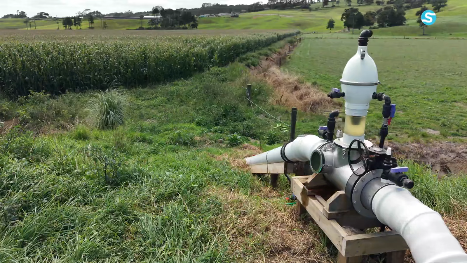 Installed Siphonic Transfer Unit manifold and connected pipe beside the Narbey field drain